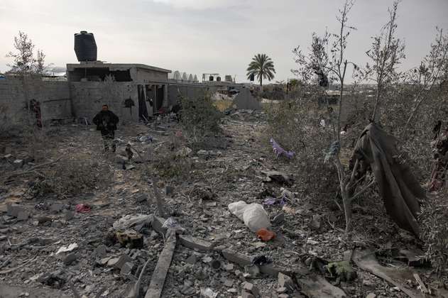 Israel bombardea el sur de Gaza, donde se escuchan gritos de ayuda ante la hambruna