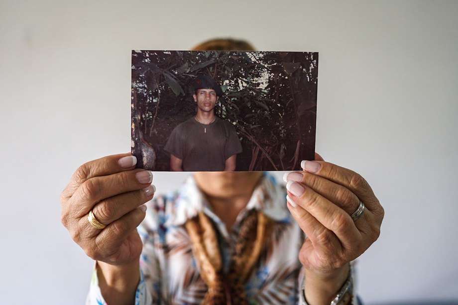 María Helena Toro, madre de Óscar Tabares, enseña fotografía de la víctima de desaparición forzada.