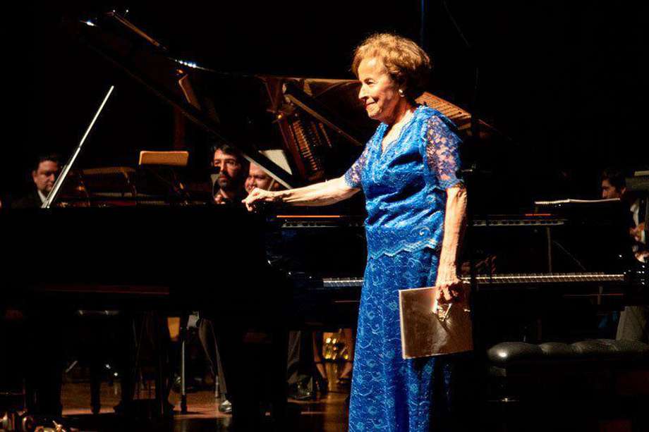Blanca Uribe ha sido muy aclamada por sus interpretaciones de las obras de Beethoven, Chopin, Haydn, Mozart, Turina y Albéniz; de este último grabó la Suite Iberia que le valió la Medalla Albéniz 2007.