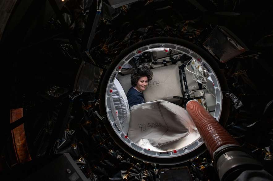 La astronauta Samantha Cristoforetti de la ESA es fotografiada empacando carga dentro de la nave Dragon de SpaceX en su 25.a misión de reabastecimiento antes de que esta sea desacoplada de la Estación Espacial Internacional, el 19 de agosto de 2022.  /NASA