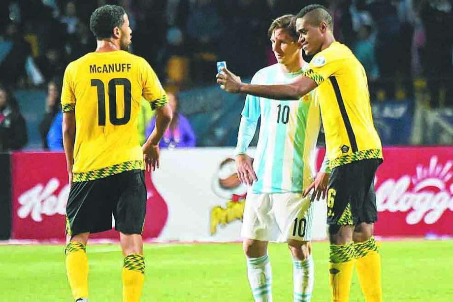 De Shorn Brown le pidió a Messi una foto, al término del partido Argentina y Jamaica.  / AFP