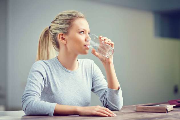 ¿Tomar agua ayuda a bajar de peso? Esta es la verdad detrás del mito