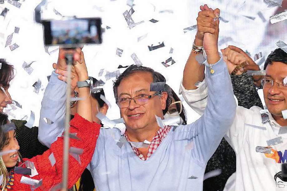 Gustavo Petro celebra tras ganar la consulta del Pacto Histórico, que lo ubica como punta de lanza de los movimientos políticos de izquierda en las elecciones presidenciales de 2022. 