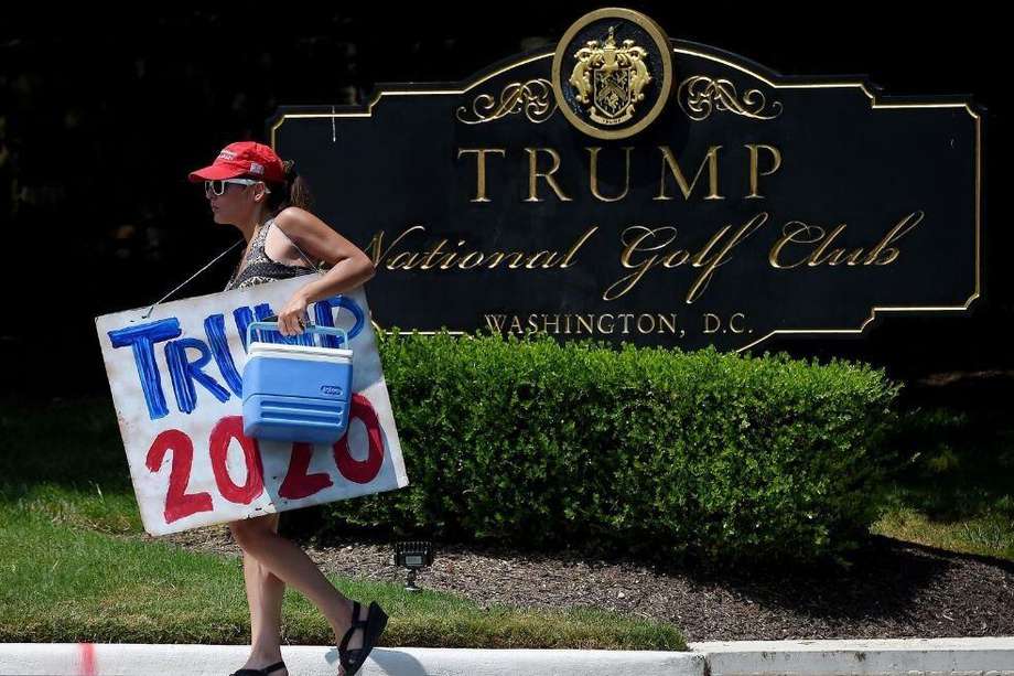 Una simpatizante de Donald Trump posa en las afueras del Trump National Golf Club en Sterling, Virginia.