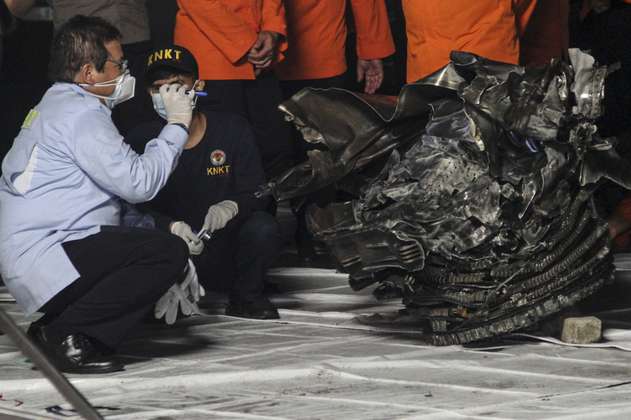 Recuperan cajas negras y restos humanos de avión accidentado en Indonesia