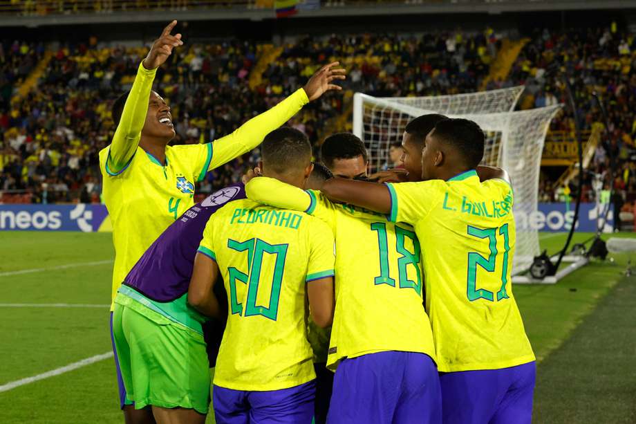 Jugadores de Brasil celebran uno de los goles frente a Uruguay en el último partido del Sudamericano Sub 20.