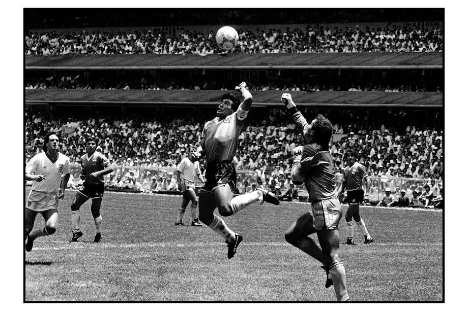 Fotografía capturada por Eduardo Longoni durante el partido entre Argentina e Inglaterra, que se realizó en el Mundial de 1986, en donde Diego Armando Maradona anotó un gol con una de sus manos. 