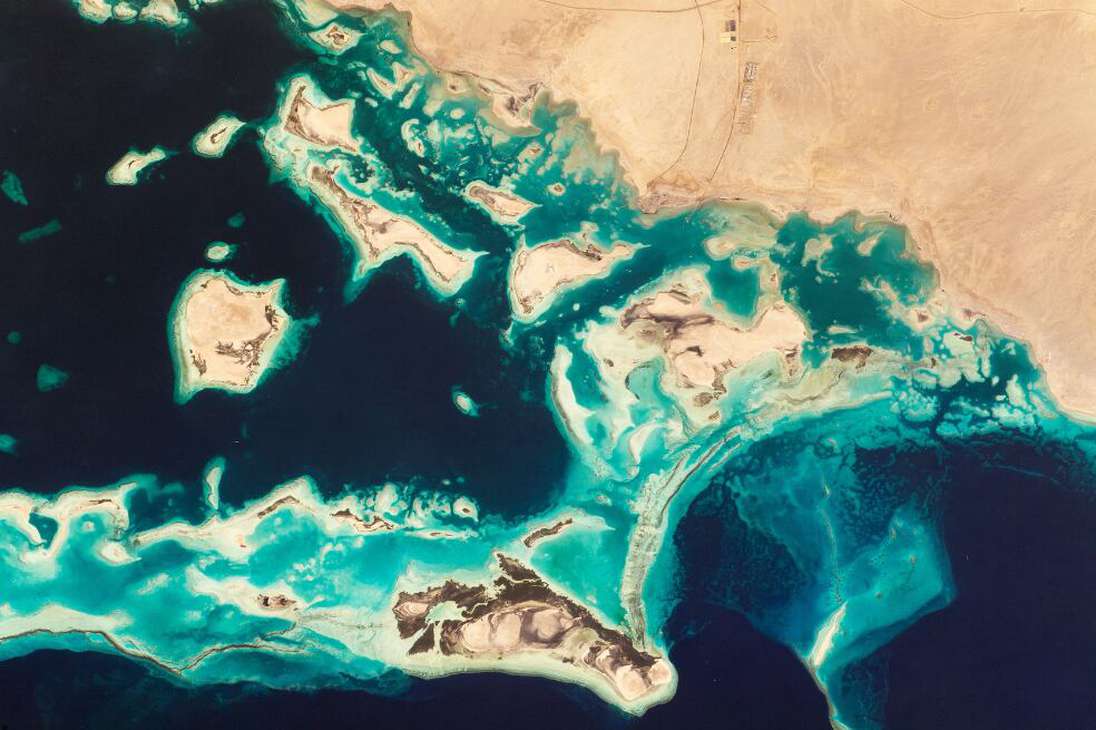 Las "Selvas tropicales del Mar Rojo" fueron unas de las finalistas de la categoría de Agua. Desde la Estación Espacial Internacional (ISS), un astronauta capturó esta vista de la costa noroeste de Arabia Saudita, donde prosperan hasta 260 especies de arrecifes de coral.