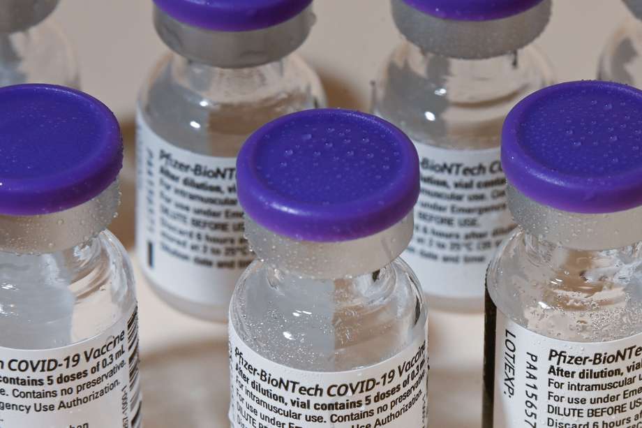 Hay muchas razones logísticas por las que se pueden "perder" dosis de vacunas para el coronavirus. 