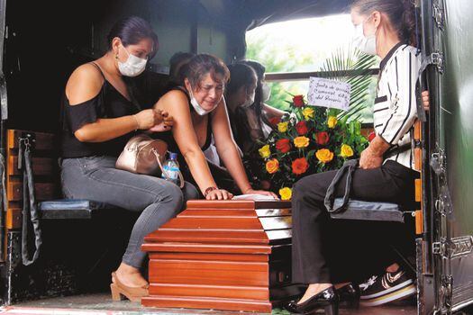 Familiares trasladan un féretro con el cuerpo de Sebastián Quintero, una de las víctimas de la masacre del 22 de agosto en Samaniego. 