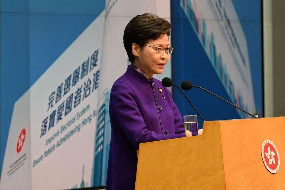 Carrie Lam, jefa de gobierno de Hong Kong, argumentó que, tras las recientes elecciones, los elementos “anti-China” fueron excluidos y se restauró la calma política.