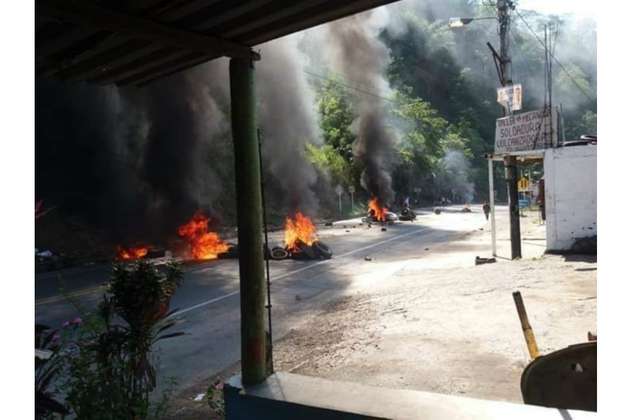 Enfrentamientos entre mineros y miembros del Esmad por cierre de minas en Irra, Risaralda