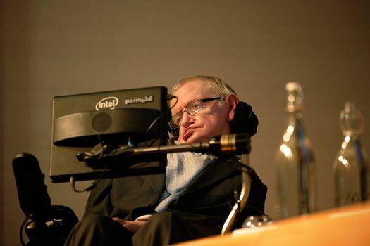 El físico inglés, Stephen Hawking, parece tener una respuesta sobre el origen del Universo.  / AFP.