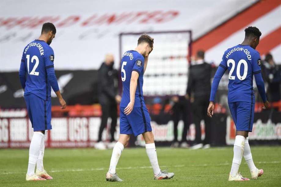 Los jugadores del Chelsea salen cabizbajos del campo de juego tras perder por 3-0 contra el Sheffield United.