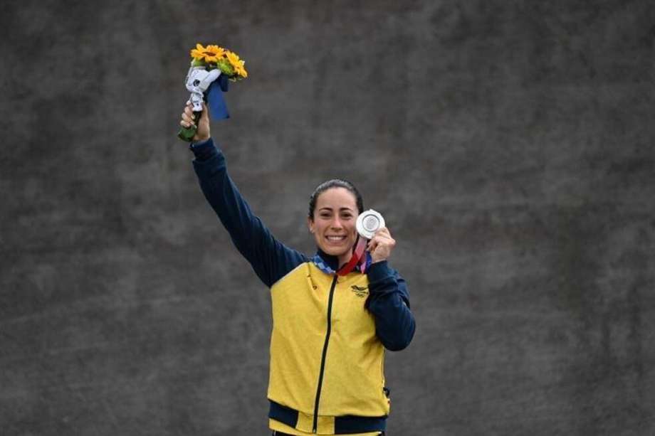 Mariana Pajón con la medalla de plata en los Juegos Olímpicos de Tokio 2020.