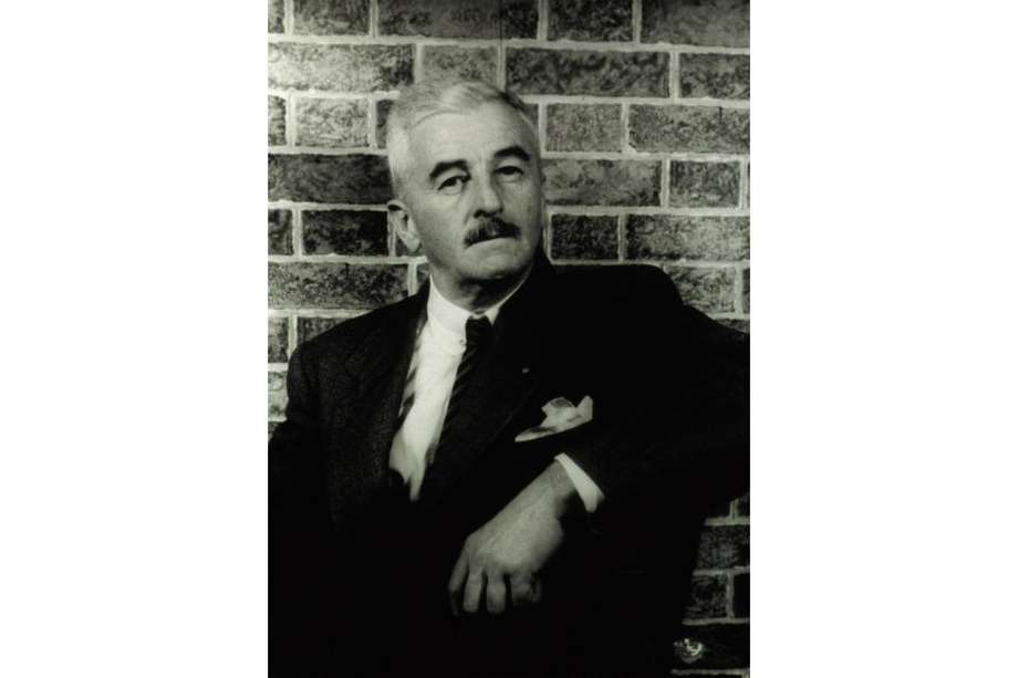 William Faulkner nació el 25 de septiembre de 1897 y murió el 6 de julio de 1962. Fue una de las grandes influencias de escritores colombianos como Gabriel García Márquez.