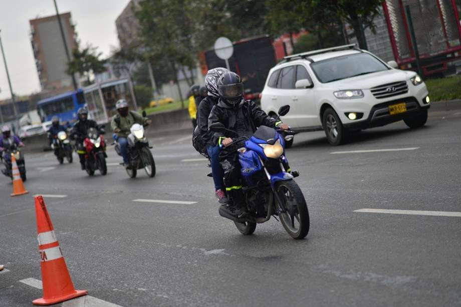 La multa para los motociclistas que no porten con la identificación en el casco es de 15 salarios mínimos diarios vigentes, es decir aproximadamente 500.000 pesos.