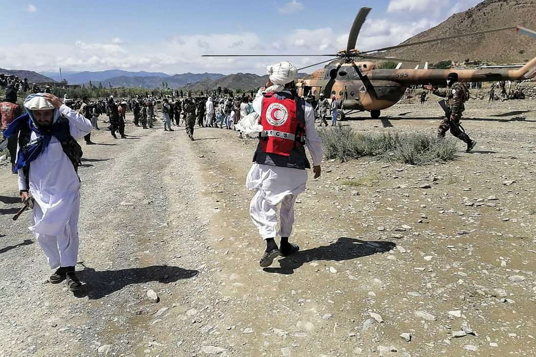 Imagen cortesía de la agencia de noticias Bakhtar, administrada por el gobierno afgano, que muestra a soldados y funcionarios de la Sociedad de la Media Luna Roja Afgana cerca de un helicóptero en un área afectada por un terremoto en el distrito de Gayan en Afganistán, provincia de Paktika.