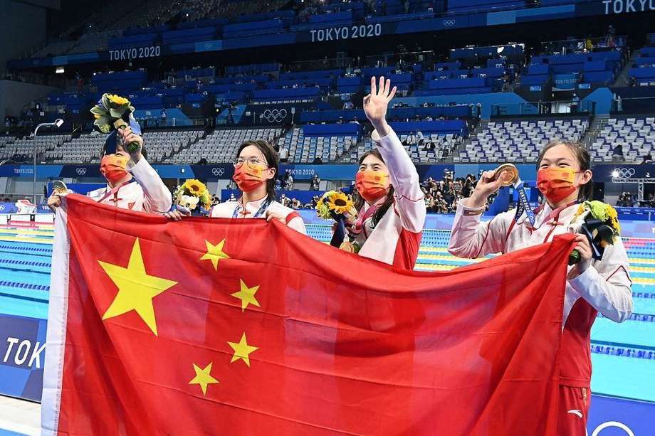 Las nadadoras del equipo chino tras imponer récord mundial en la competencia de 4x200 estilo libre.