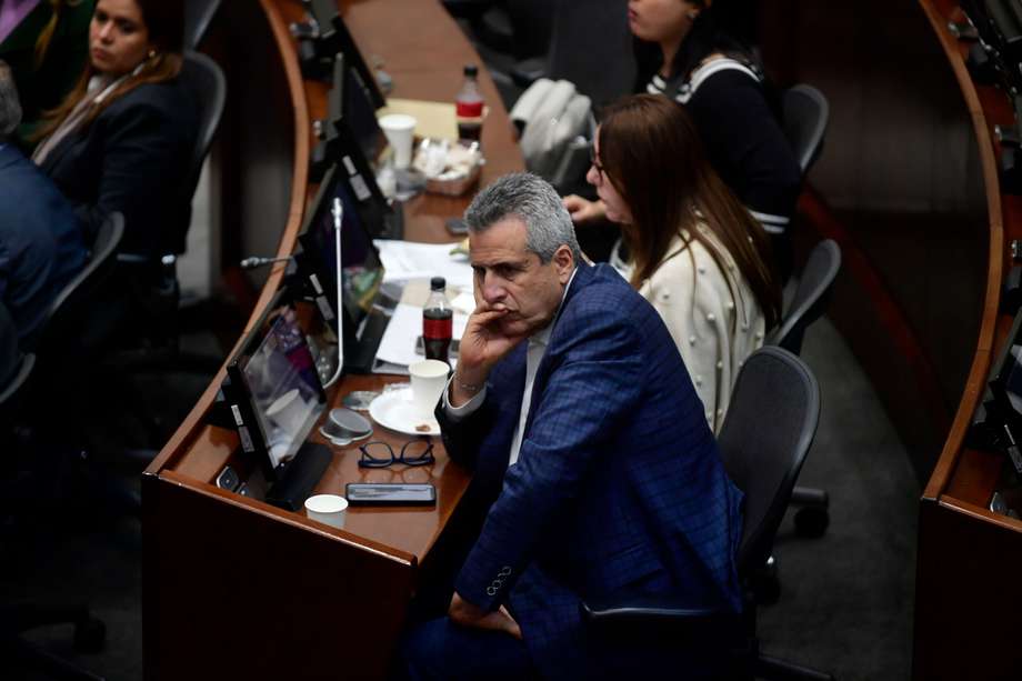 Luis Fernando Velasco, ministro del Interior, durante uno de los debates de la reforma pensional en la plenaria del Senado.