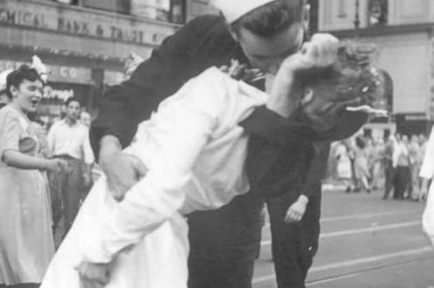 Fallece el marino de la famosa foto del beso en Nueva York tras la II Guerra