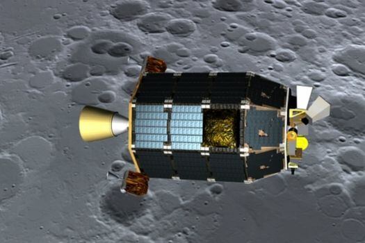 Los datos de la sonda Lunar Prospector indicaron signos de la presencia de grandes cantidades de hielo en áreas sombreadas de los polos.  / LADEE - NASA