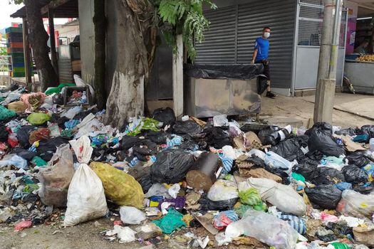 Durante varios días era común ver las basuras tiradas en municipios como Girón y Floridablanca.