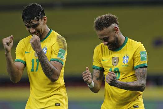 Neymar (dere.) celebra su gol, el segundo para el equipo de Tite.