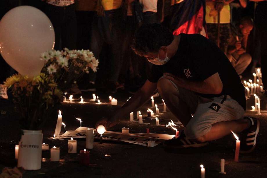 En la noche del 3 de mayo, en el barrio Villa del Sol (norte de Cali), ciudadanos hicieron una velatón en homenaje a Nicolás Guerrero y a todas las personas que han muerto en medio del paro nacional en Cali.