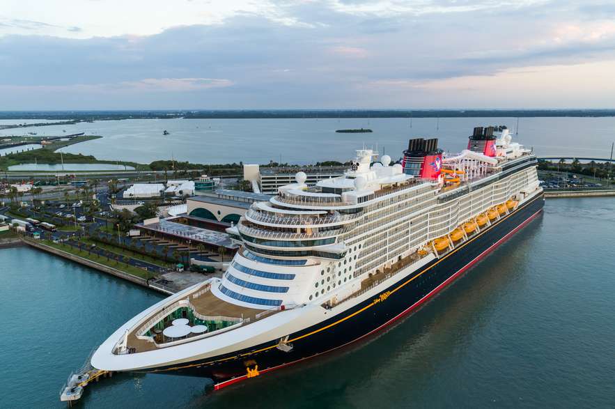 Al igual que los otros cuatro barcos de Disney Cruise Line: Disney Magic, Disney Wonder, Disney Dream y Disney Fantasy, el Disney Wish celebra el rico legado de la compañía de entretenimiento de contar historias encantadoras y contagiar de magia a toda la familia.