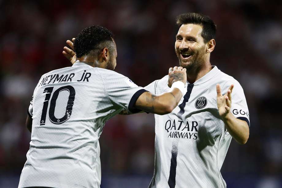Lionel Messi celebra un gol con Kylian Mbappé. 