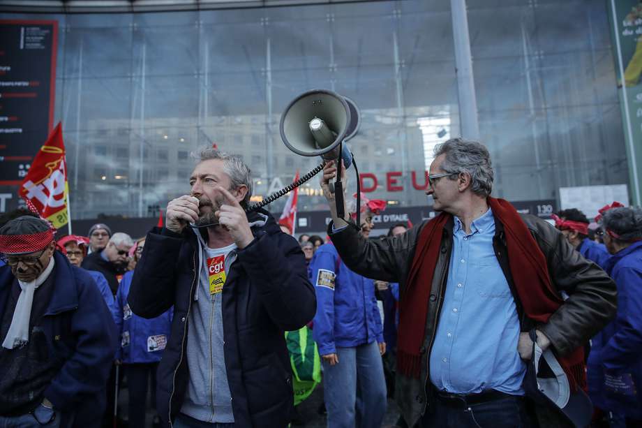 Miembros de la Federación de Trabajadores Ferroviarios pronuncian un discurso durante una protesta contra la ley de reforma de las pensiones en París.