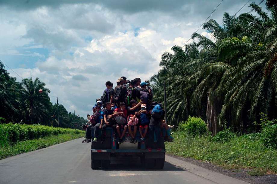 El presidente de Guatemala ordenó detener a los miles de hondureños que migran hacia EE. UU.