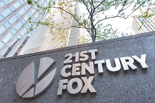 Fox se fusionó con 21st Century en 1935, lo que dio como nombre a 20th Century Fox Film Corporation.