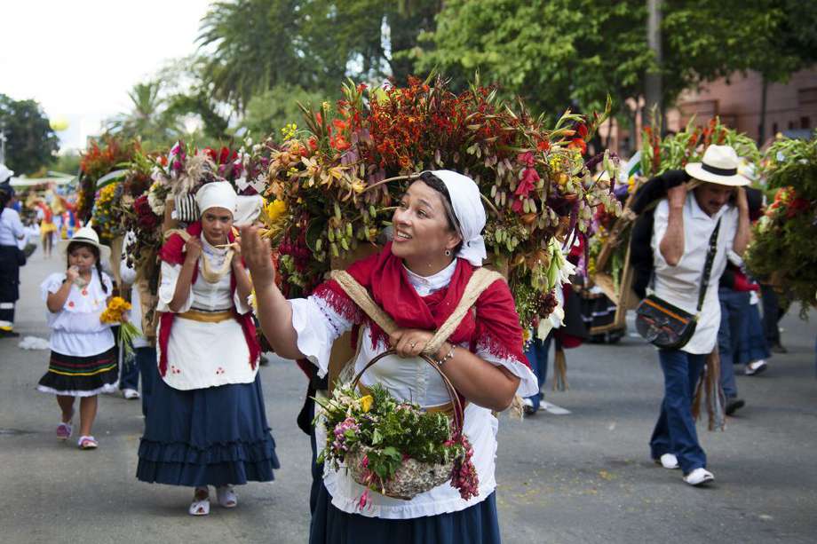El Desfile de Silleteros es el evento central de la Feria de las flores en Medellín.