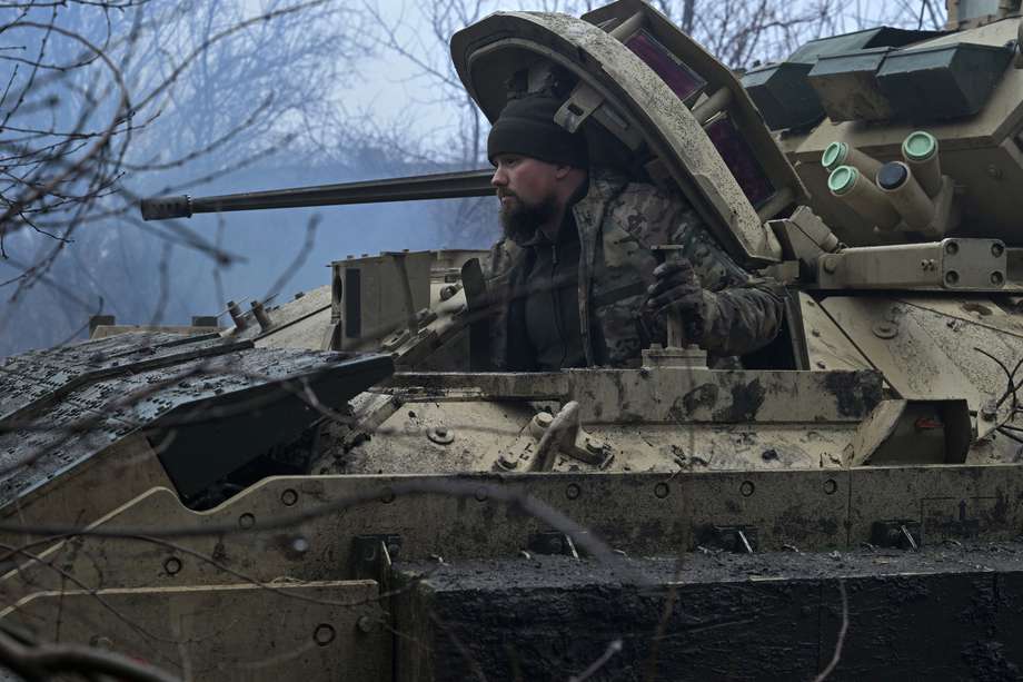 Un militar ucraniano de la 47.a Brigada Mecanizada se prepara para el combate en un vehículo de combate Bradley, no muy lejos de Avdiivka, región de Donetsk, el 11 de febrero de 2024, en medio de la invasión rusa de Ucrania.