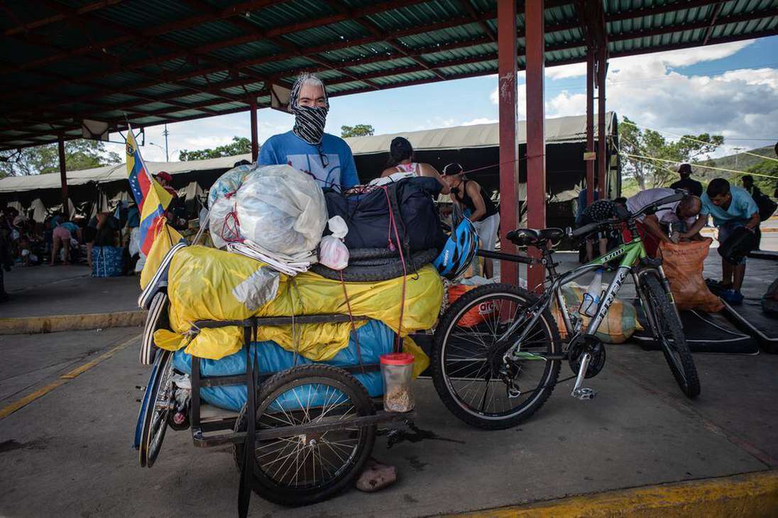 1.	Douglas Pérez recorrió 3.800 km en bicicleta para regresar a Venezuela desde Ecuador después de perder su trabajo como resultado de la pandemia de COVID-19. Se encuentra en cuarentena en uno de los centros creados por las autoridades para los retornados venezolanos en el estado de Táchira, que limita con Colombia. Douglas espera terminar su período de cuarentena y continuar su viaje de regreso al estado de Carabobo.