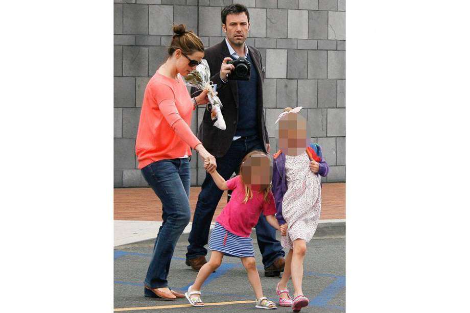 Ben Affleck pasea con Jennifer Garner y dos de sus hijos. / Bang Showbiz