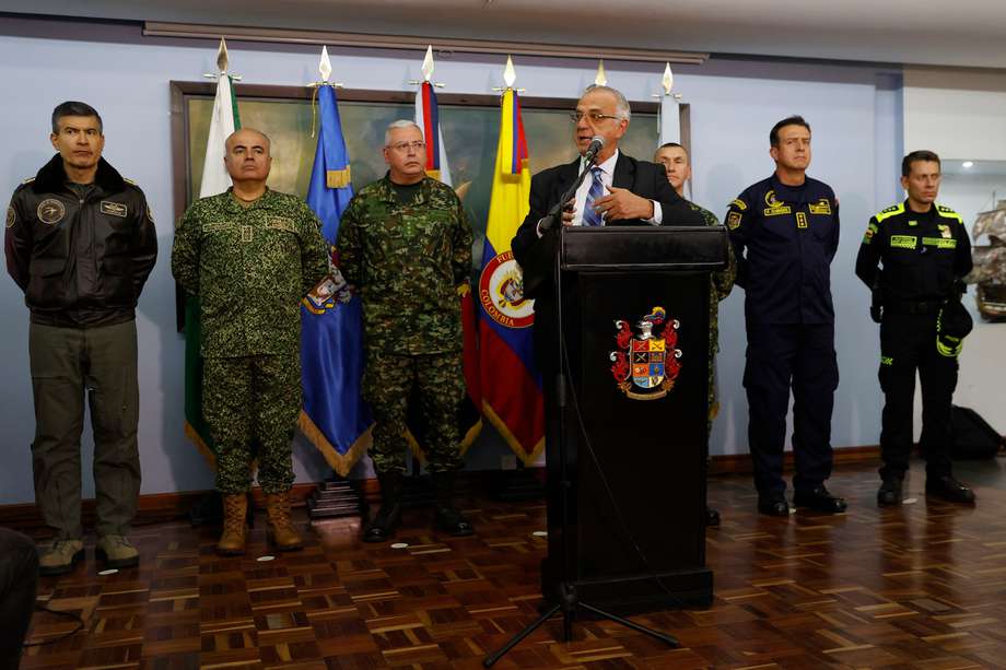 El ministro de Defensa, Iván Velásquez, ordenó esta semana suspender los bombardeos contra grupos ilegales en los que haya menores de edad.