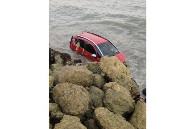 Camioneta conducida por un borracho cayó al mar en Cartagena