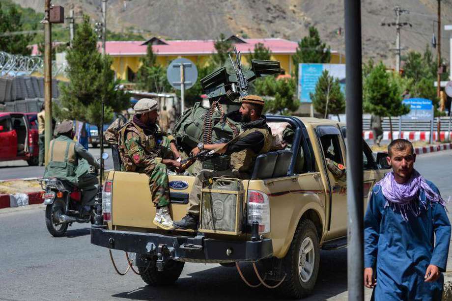 Miembros de las fuerzas de seguridad afganas, que según EE. UU. ascienden a 300.000, patrullan la provincia de Panjshir. / AFP