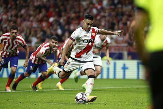 Falcao en el cobro de un penalti en el empate entre Rayo Vallecano y Atlético de Madrid en un partido del mes de octubre.