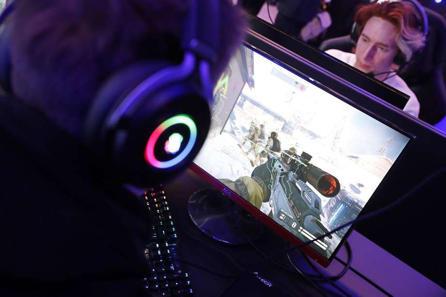 Kazan (Russian Federation), 20/02/2024.- E-sports players compete at the opening day of the Games of the Future Kazan 2024 international competitions in Kazan, Russia, 20 February 2024. The phygital concept competition, the Games of the Future Kazan 2024, will be held in 21 innovative disciplines, each of which combines classic sports and e-sports, from 21 February to 03 March 2024. (Rusia) EFE/EPA/MAXIM SHIPENKOV
