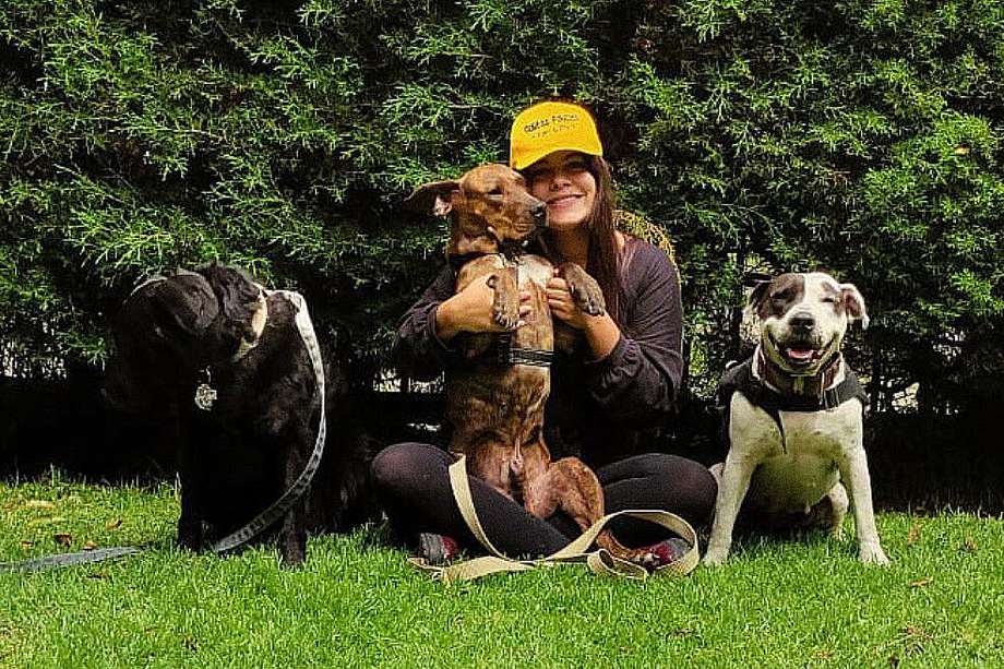 Daniela Díaz, con algunos de los perros rescatados de la calle que ella cuida en su Fundación Colitas Felices.