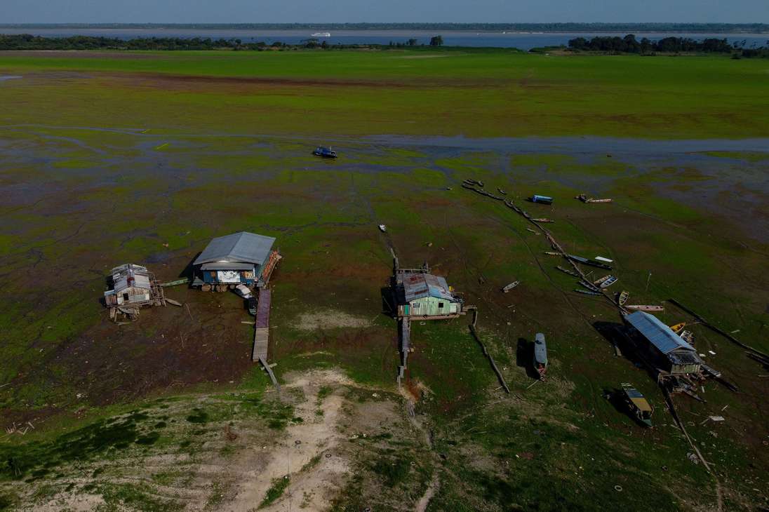 Casas y barcos varados en medio del lago Aleixo debido a la grave sequía al oeste de Manaos, estado de Amazonas (Brasil).
