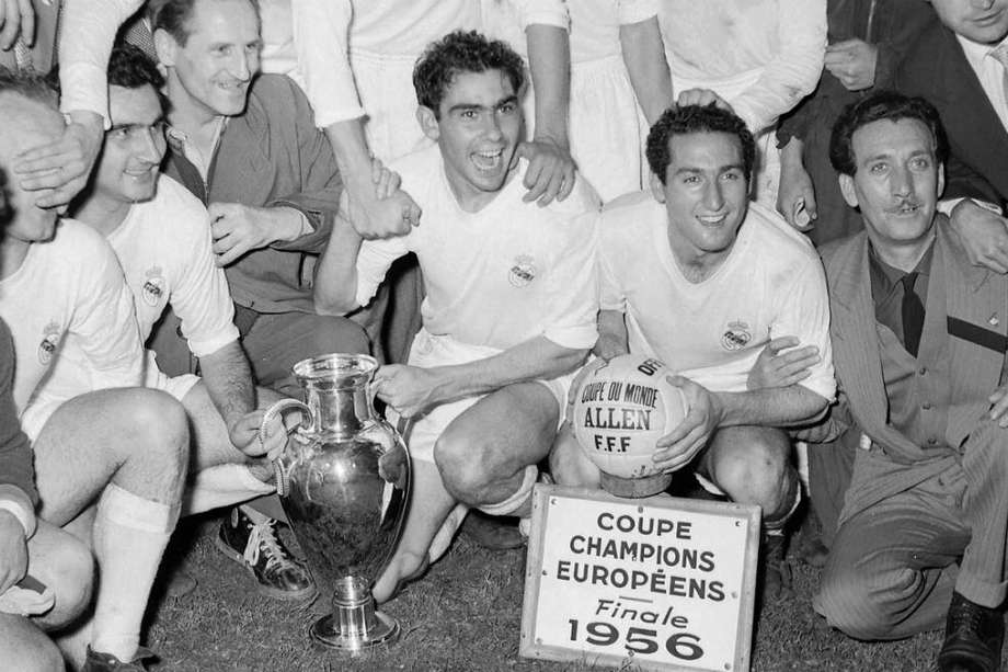 Los jugadores de Real Madrid tras ganar la Copa de Europa 1956, la primera edición del torneo de clubes más importante del Viejo Continente. / AFP