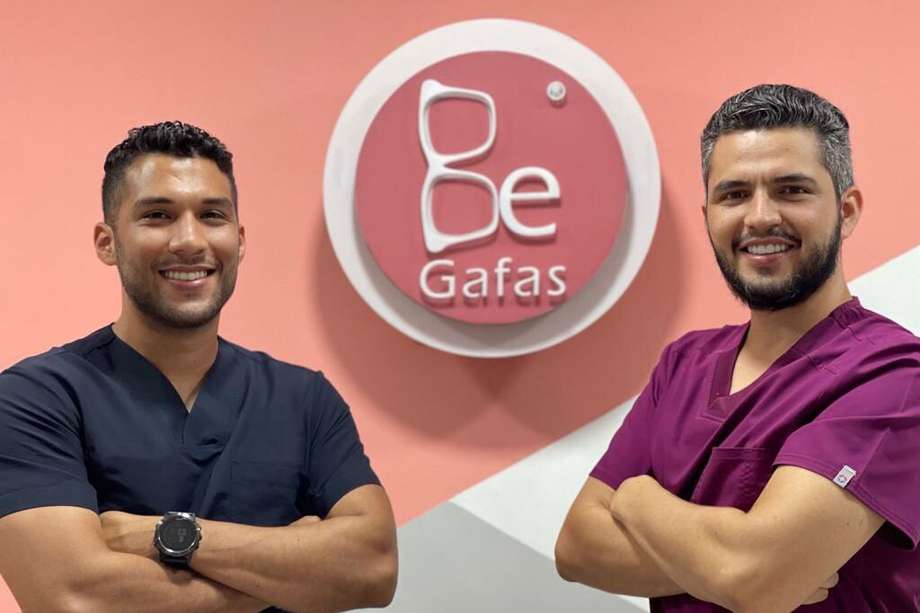 Alberto José Fernández y Julio César Bernal son los creadores de Be gafas, un emprendimiento enfocado en la salud visual.