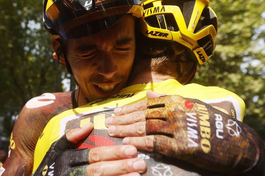 Christophe Laporte, ganador de la etapa 19, se abraza con su compañero y líder del Tour, Jonas Vingegaard.