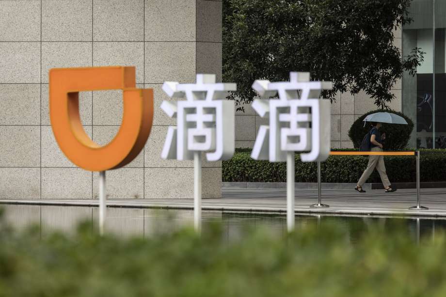 La empresa china DIDI anuncia que se retira de la Bolsa de Valores de Nueva York y se enlistará en Hong Kong.