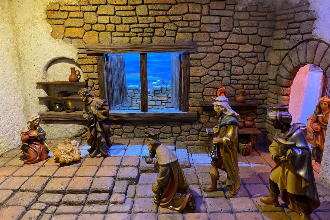 Muchos de los personajes que incluyen el nacimiento del Niño Jesús fueron incluidos en algunos pesebres. En esta pieza, los reyes mayos fueron recreados.